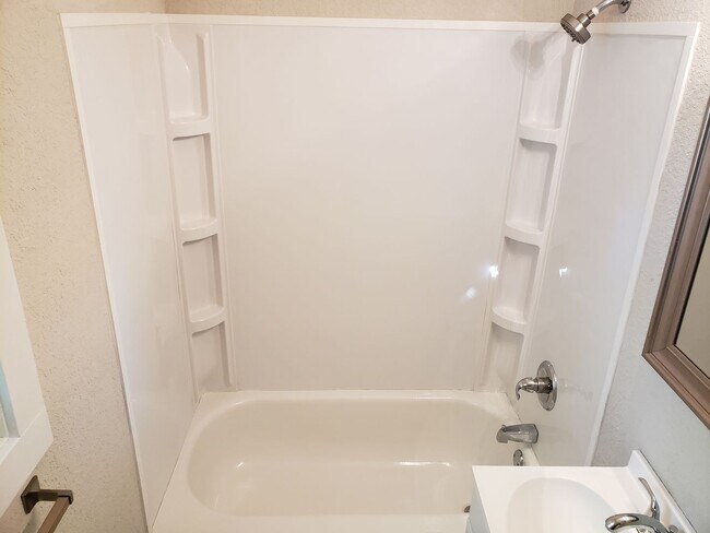 Building Photo - Spacious 2-Bedroom, 1-Bathroom Home AVAILABLE NOW!!