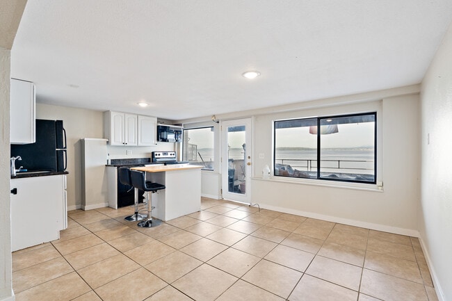 Building Photo - 4703 Beach Dr SW
