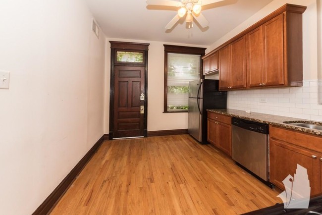 Building Photo - 3 bedroom in Chicago IL 60657