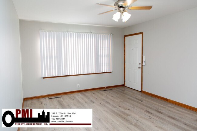 Building Photo - 2 Bedroom and 1.5 Bathroom Apartment Avail...