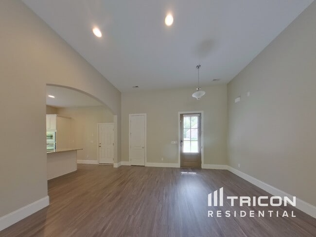 Building Photo - 211 E Quail Hollow Way