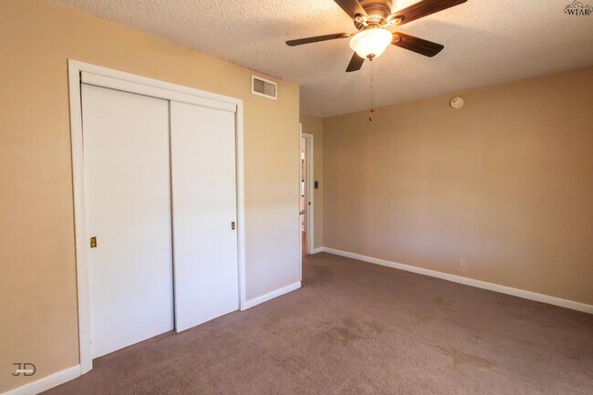 Building Photo - 501 W Texas Ave