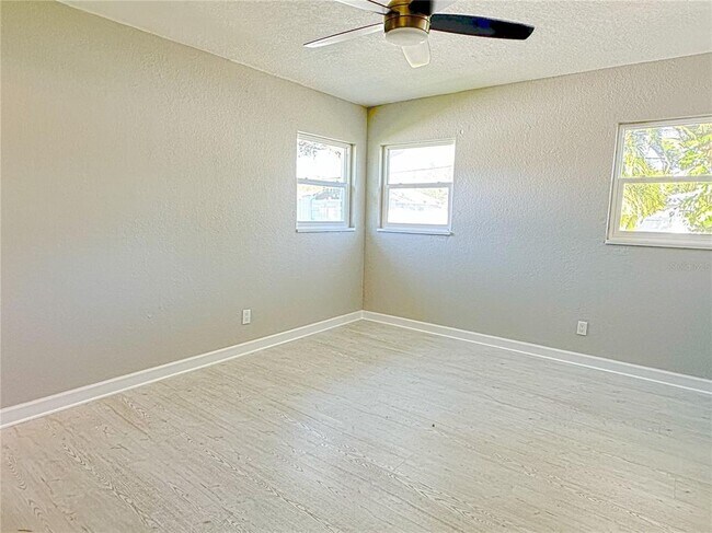 Building Photo - 9 N Aurora Ave