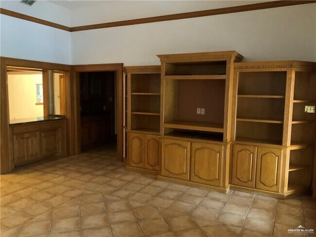 Building Photo - 6 N "E" St