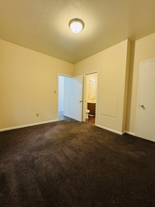 Building Photo - 1323 E 10th St