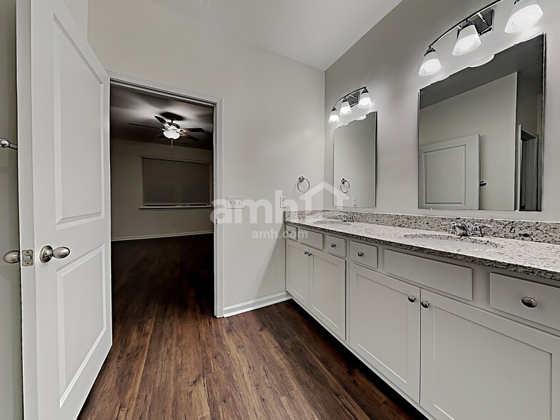 Building Photo - 275 Hogan Dr