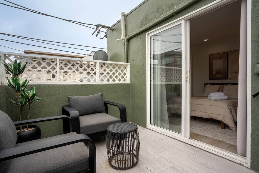Building Photo - 2207 Ocean Front Walk