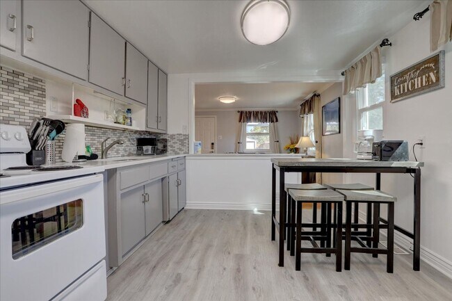Building Photo - Completely Renovated & Fully Furnished 2Bed/1Bath/1 garage in Arvada!