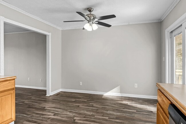 Building Photo - Newly Updated 4bd/3bth in Seymour!