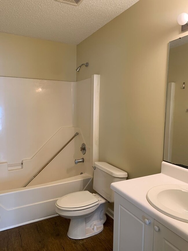 Building Photo - 3 Bedroom 2 Bath One Story House on Charte...