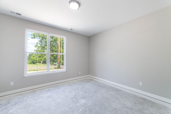 Building Photo - 220 Green Meadows Cir