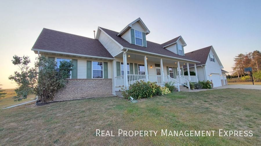 Building Photo - 305 N Pine Lake Dr