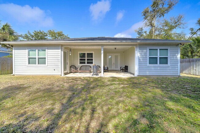 Building Photo - "Charming 3-Bedroom Oasis with 2 Baths and...