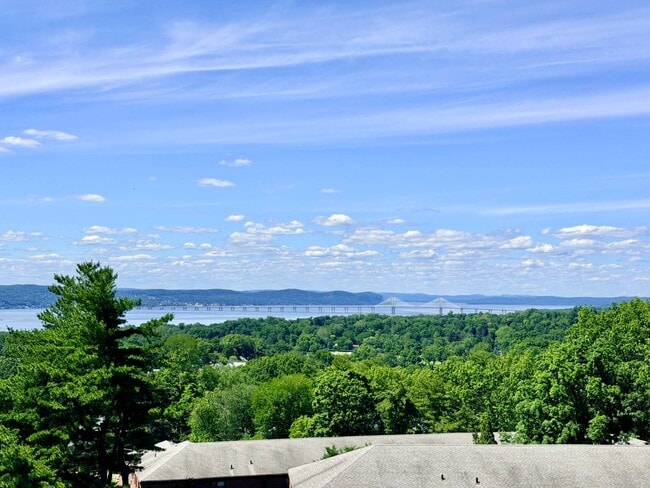 Building Photo - 155 Beacon Hill Dr