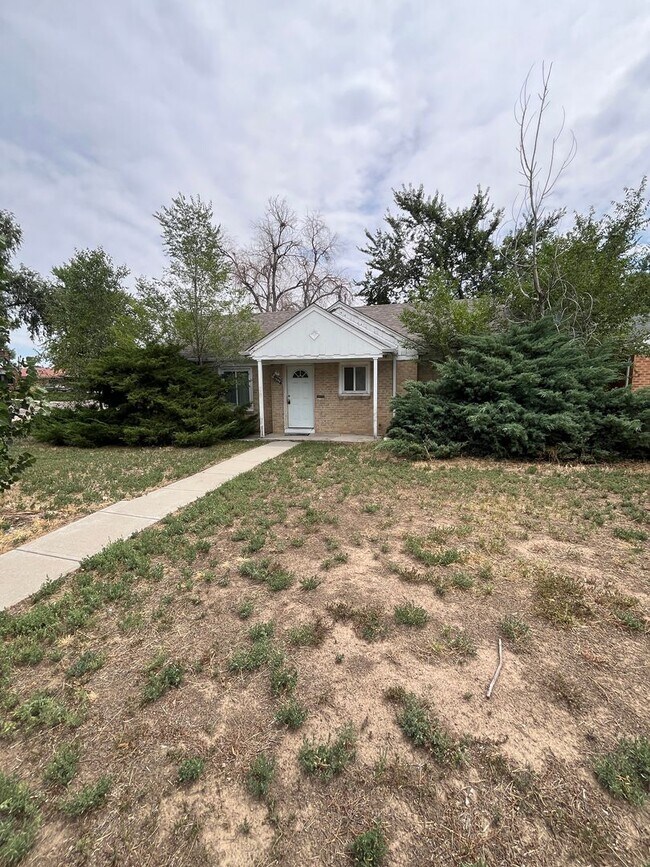 Building Photo - 3 Bedroom 1 Bathroom Ranch in East Denver!
