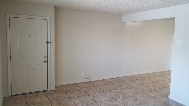 Building Photo - Super Clean & Nicely Renovated 2BR/1Bath i...