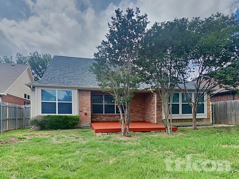 Building Photo - 5816 Greenmeadow Dr