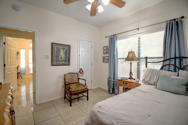 Building Photo - 719 Oak Hollow Dr