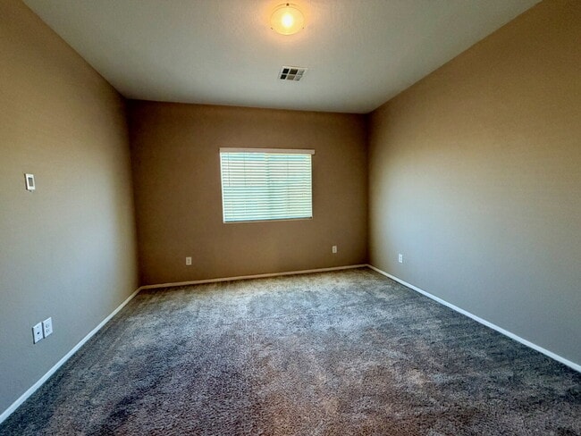 Building Photo - 3 BED 3 BATH 2 CAR GARAGE TOWNHOUSE W/ PRIVATE YARD, LOFT & BEDROOM DOWNSTAIRS IN GATED COMMUNITY...