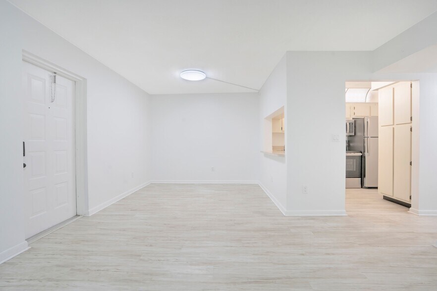 Building Photo - 9610 Green Cypress Ln