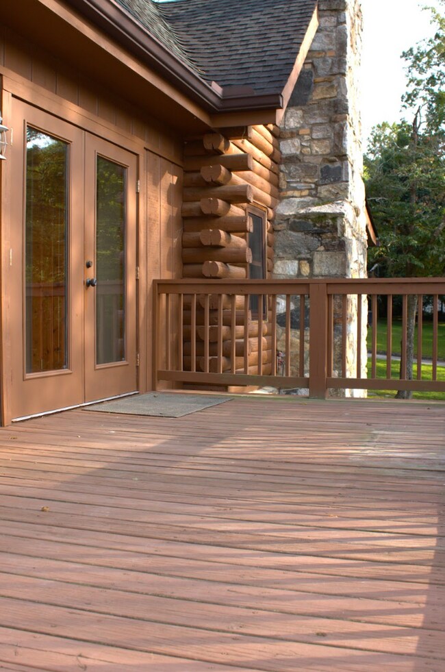 Building Photo - 3 Bedroom 2 bathroom with bonus room log cabin