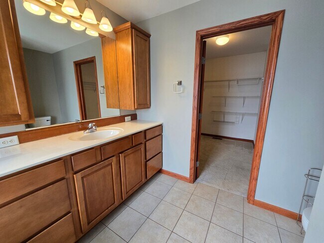Building Photo - 4 Bedroom Home in Bloomington's East Side