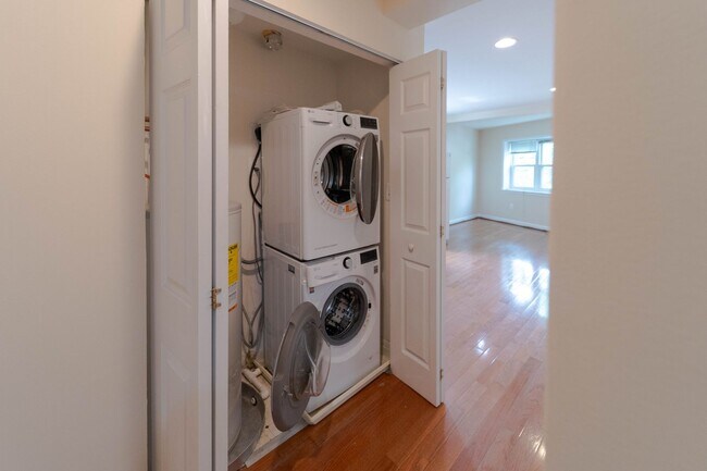 Building Photo - Spacious 1 BD 2 BA Apartment in the Histor...