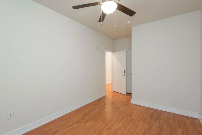 Building Photo - 1405 N Sydenham St
