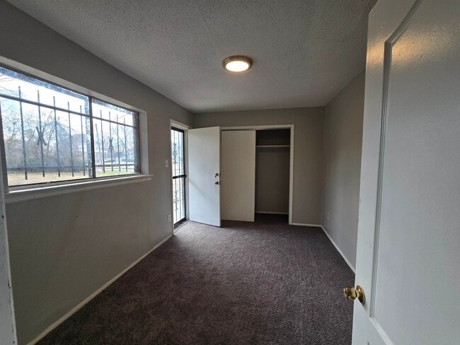 Building Photo - 1024 S Wellington St