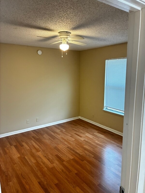 Building Photo - 10706 Meadowlea Dr