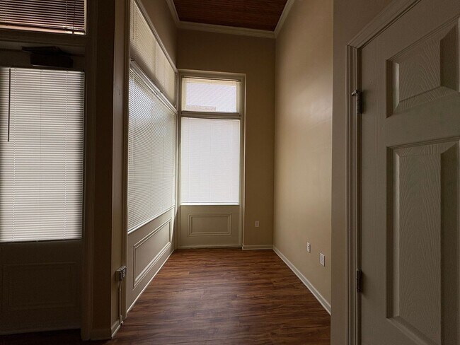 Building Photo - 452 Poplar St