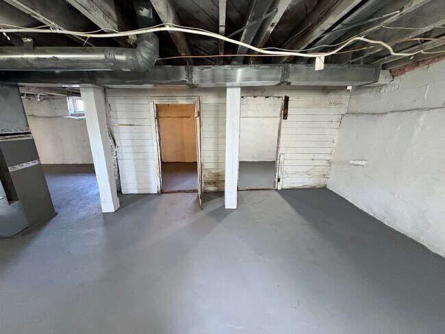 Building Photo - 1239 Knox Ave N
