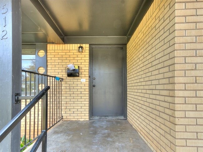 Building Photo - 512 SW 49th St