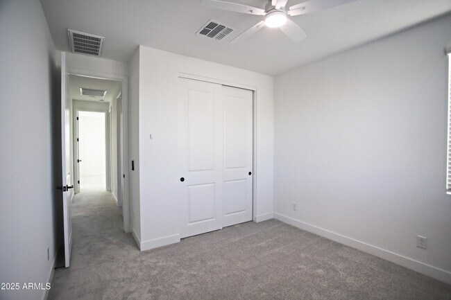 Building Photo - 773 W Lark Dr