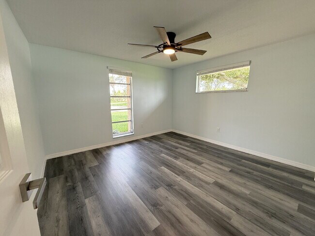 Building Photo - "Charming 2-Bed, 2-Bath Oasis with 1334 Sq Ft in New Port Richey!"