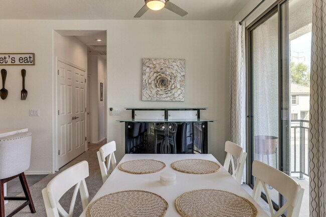 Building Photo - 2837 E Dunbar Dr