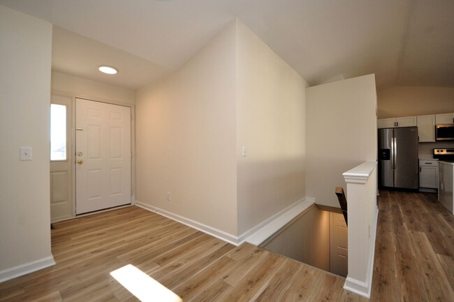 Building Photo - Beautiful Renovated 3 Bedroom 3 Bathroom i...