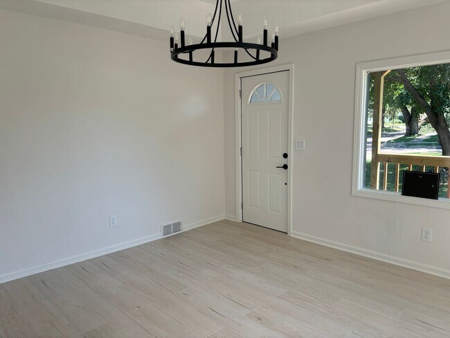 Building Photo - 924 S Madison St