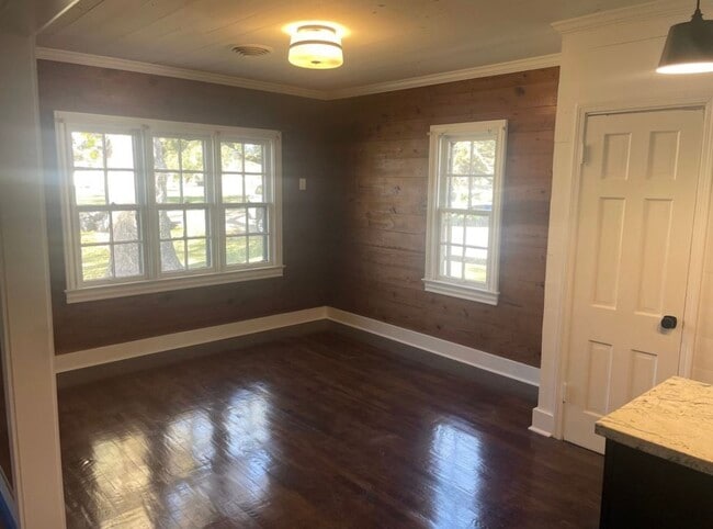 Building Photo - 321 S Arcola St