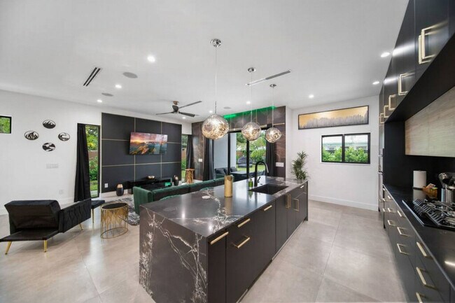 Building Photo - 601 NE 16th Ave