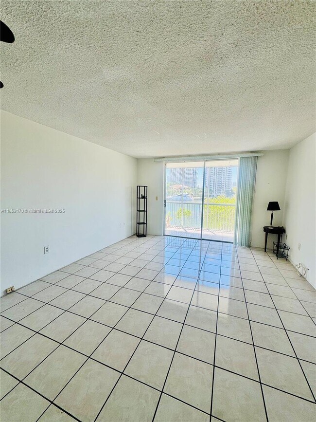 Building Photo - 2980 Point E Dr