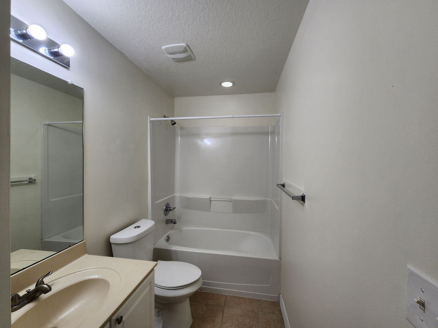 Building Photo - 2/2 Lehigh in Vistana Villas $500.00 Off First Month