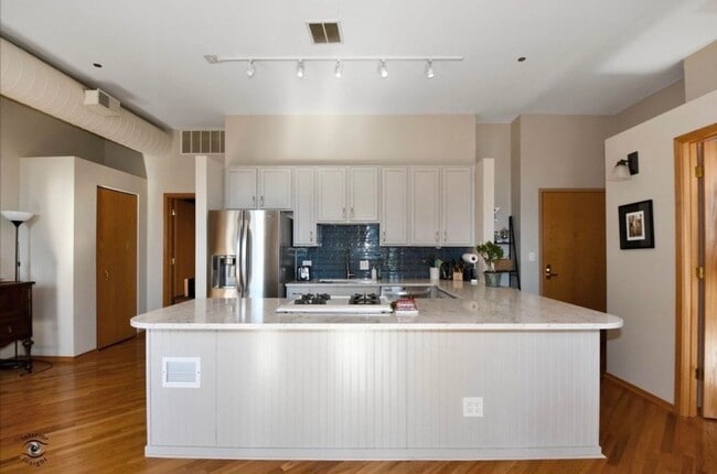 Building Photo - 910 S Michigan Ave