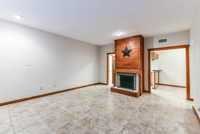 Building Photo - 2100 Tanglewilde St