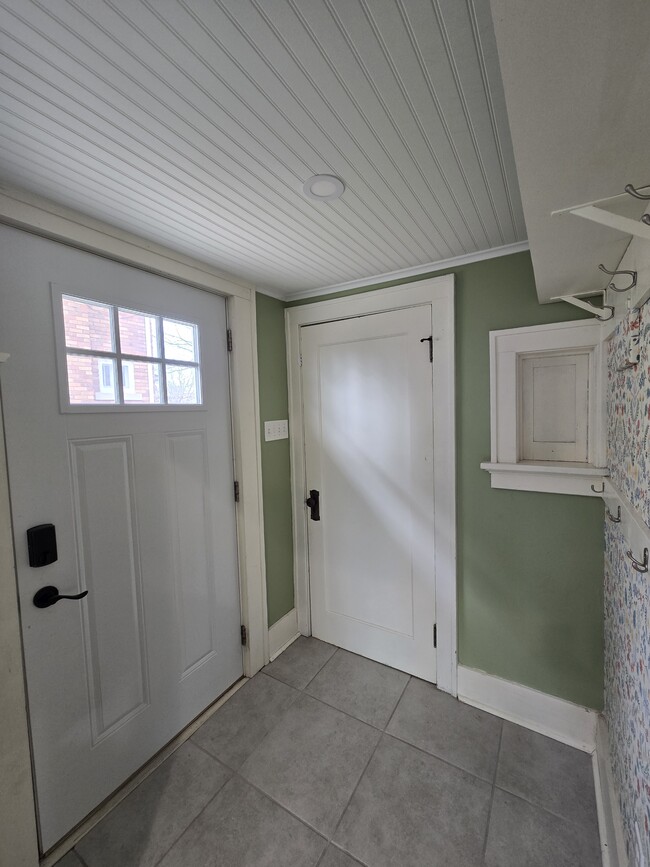 Building Photo - 1321 W Univ Ave