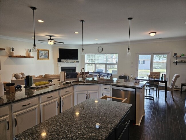 Building Photo - Beautiful unfurnished 5 Bedroom 3 Bath home in The Preserve at Tidewater Sneads Ferry