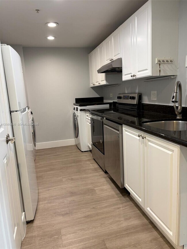 Building Photo - 2100 Greenview Shores Blvd