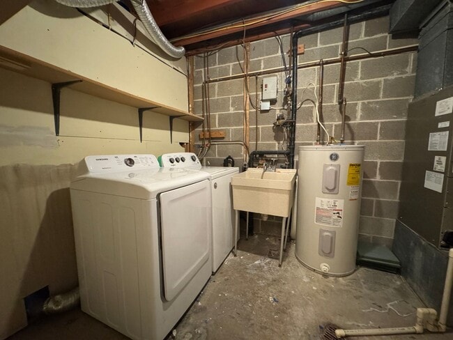 Building Photo - Beautiful 3 Bed 3 Bath Brick Townhome In Springfield Square