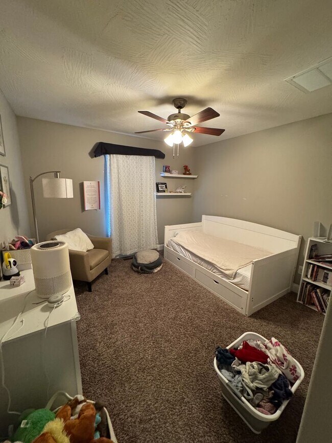 Building Photo - 4 Bedroom | 2 Bathroom | 3 Car Garage| Springfield MO | Fire Place | Covered patio!