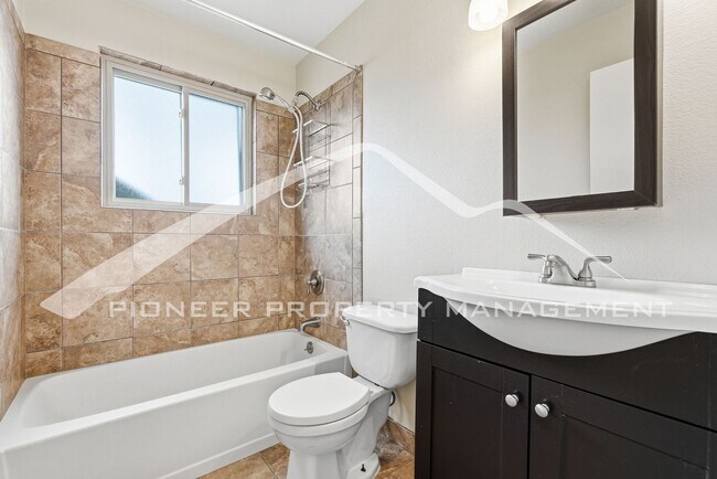 Building Photo - Spacious Duplex with Central AC and Washer/Dryer
